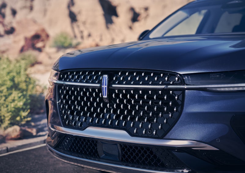 The stylish grille of a 2024 Lincoln Nautilus® SUV sparkles in the sunlight. | Gray-Daniels Lincoln in Brandon MS