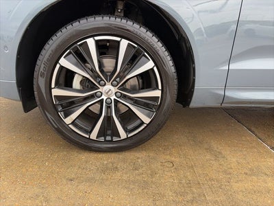 2023 Volvo XC60 B5 Plus Dark Theme