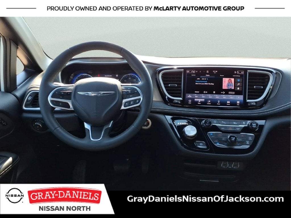 2025 Chrysler Pacifica Select
