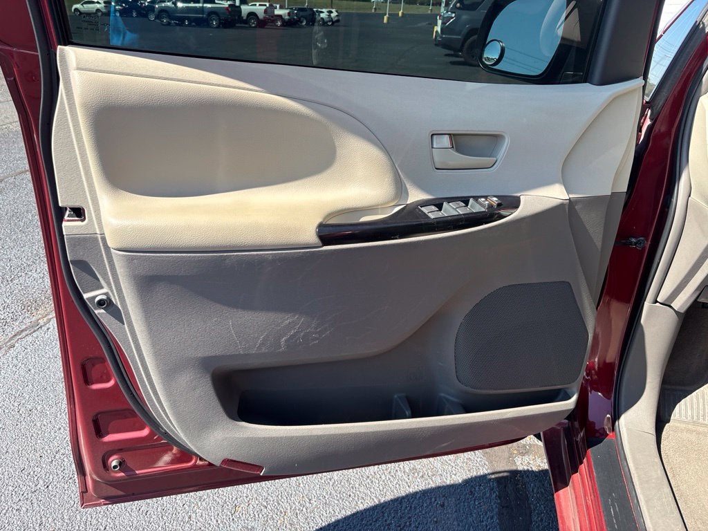 2014 Toyota Sienna L 7 Passenger