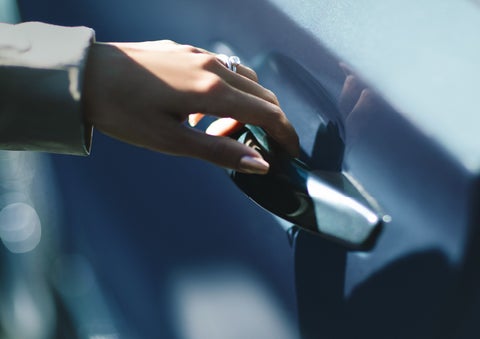 A hand gracefully grips the Light Touch Handle of a 2024 Lincoln Aviator® SUV to demonstrate its ease of use | Gray-Daniels Lincoln in Brandon MS
