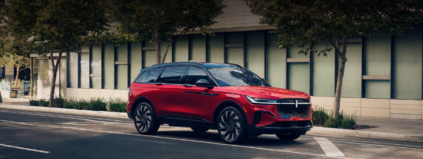 A 2025 Lincoln Nautilus® SUV with an available hybrid powertrain is parked in an urban setting. | Gray-Daniels Lincoln in Brandon MS