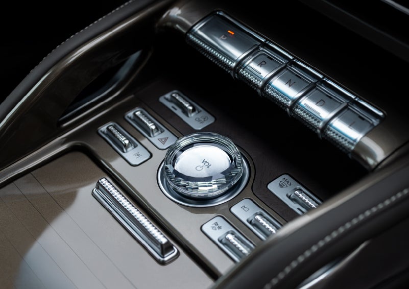 A crystal-inspired volume knob is shown in the center floor console of a 2025 Lincoln Nautilus® SUV. | Gray-Daniels Lincoln in Brandon MS