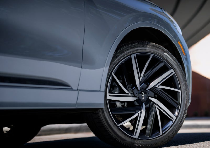 The wheel of the 2027 Lincoln Aviator® Black Label™ SUV is shown slightly angled out. | Gray-Daniels Lincoln in Brandon MS